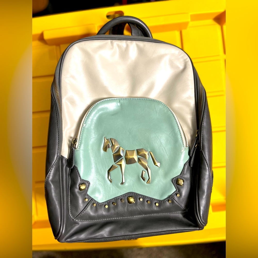 Cupcake lapalette back pack horse